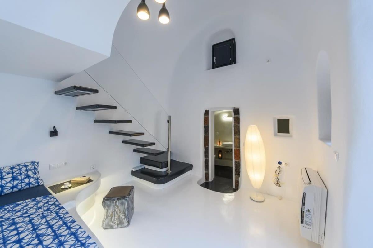 Santorini Traditional Apt With Private Hot Tub Lägenhet Fira  Exteriör bild