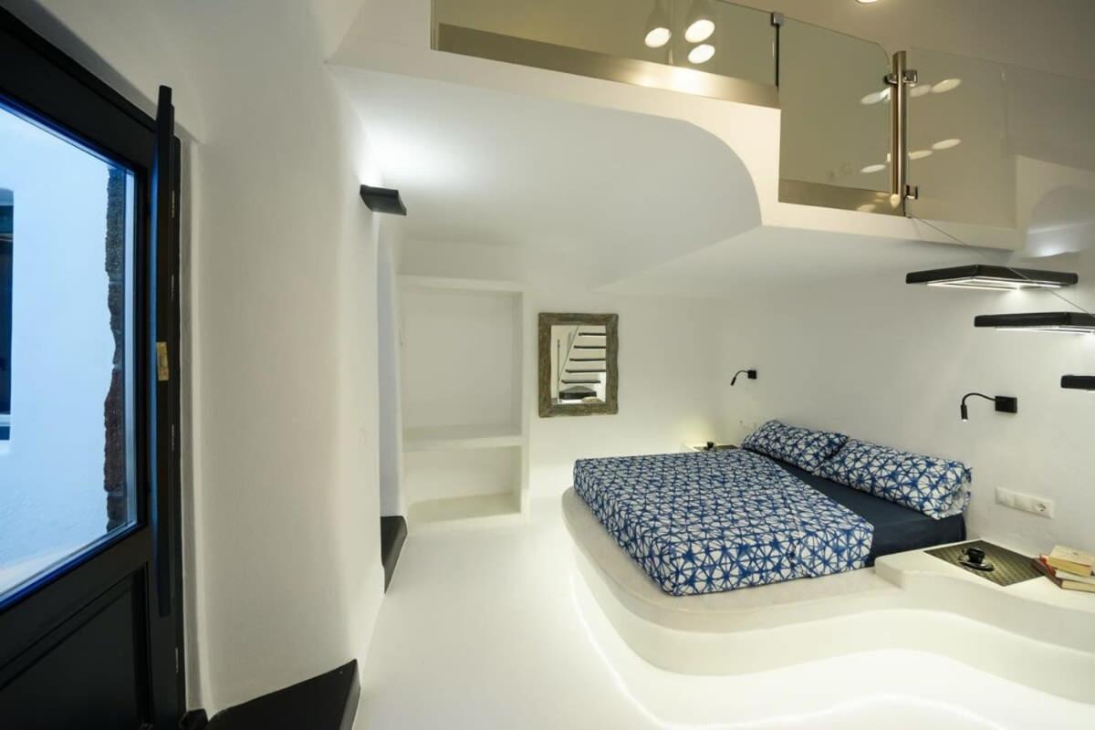 Santorini Traditional Apt With Private Hot Tub Lägenhet Fira  Exteriör bild