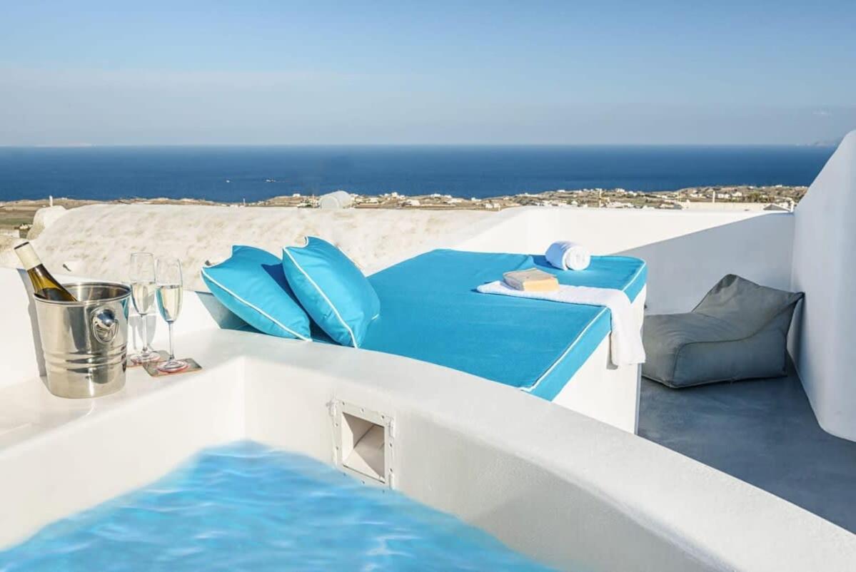 Santorini Traditional Apt With Private Hot Tub Lägenhet Fira  Exteriör bild