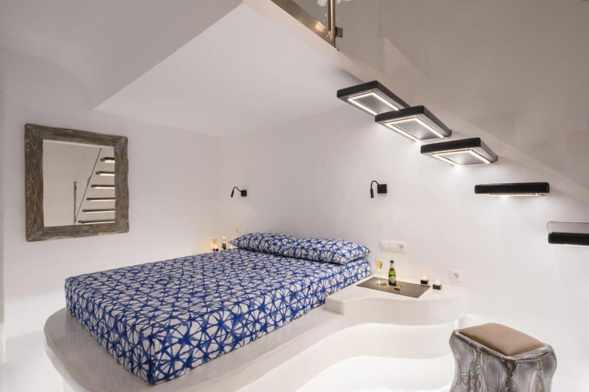 Santorini Traditional Apt With Private Hot Tub Lägenhet Fira  Exteriör bild