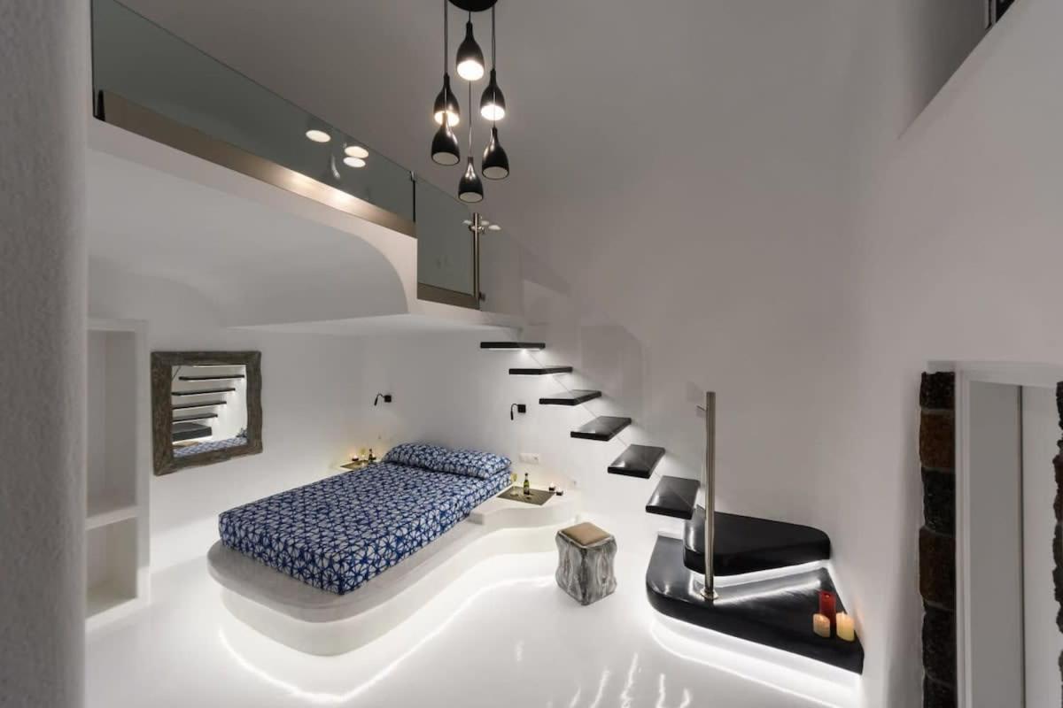 Santorini Traditional Apt With Private Hot Tub Lägenhet Fira  Exteriör bild