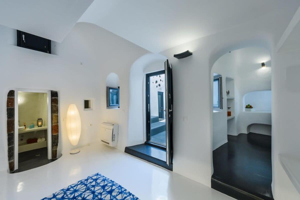 Santorini Traditional Apt With Private Hot Tub Lägenhet Fira  Exteriör bild