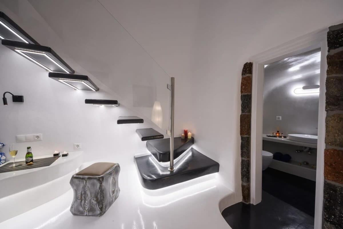 Santorini Traditional Apt With Private Hot Tub Lägenhet Fira  Exteriör bild
