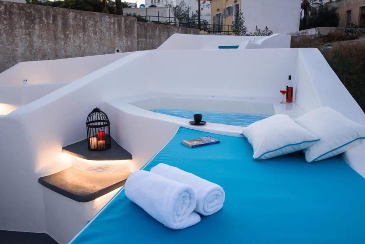 Santorini Traditional Apt With Private Hot Tub Lägenhet Fira  Exteriör bild