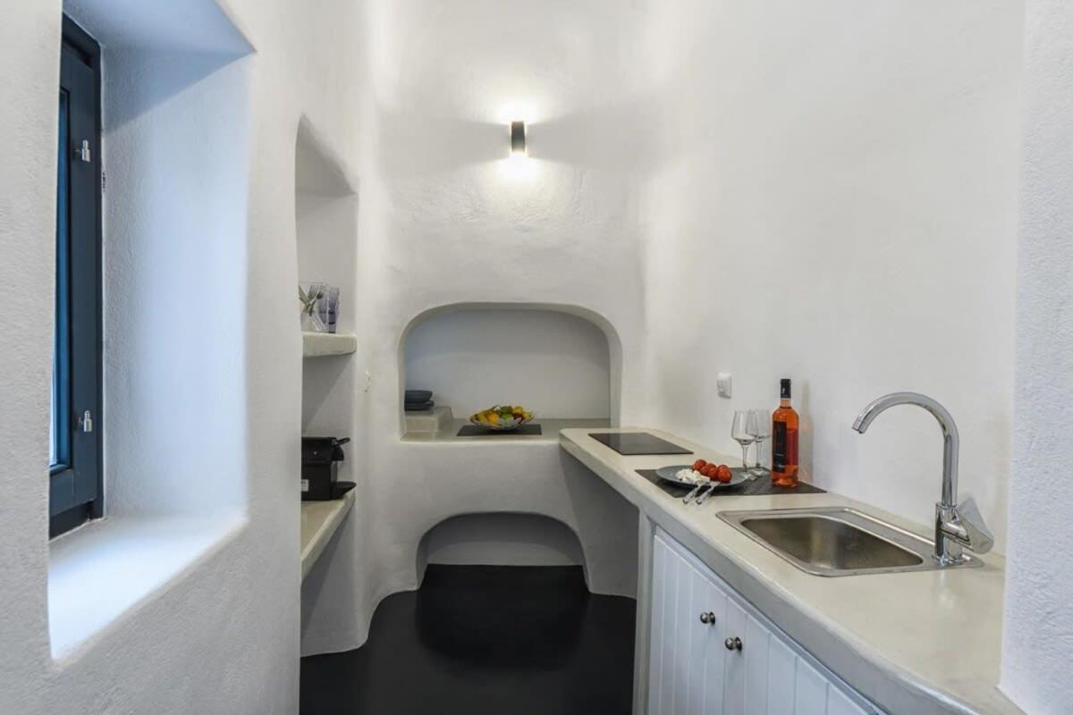 Santorini Traditional Apt With Private Hot Tub Lägenhet Fira  Exteriör bild