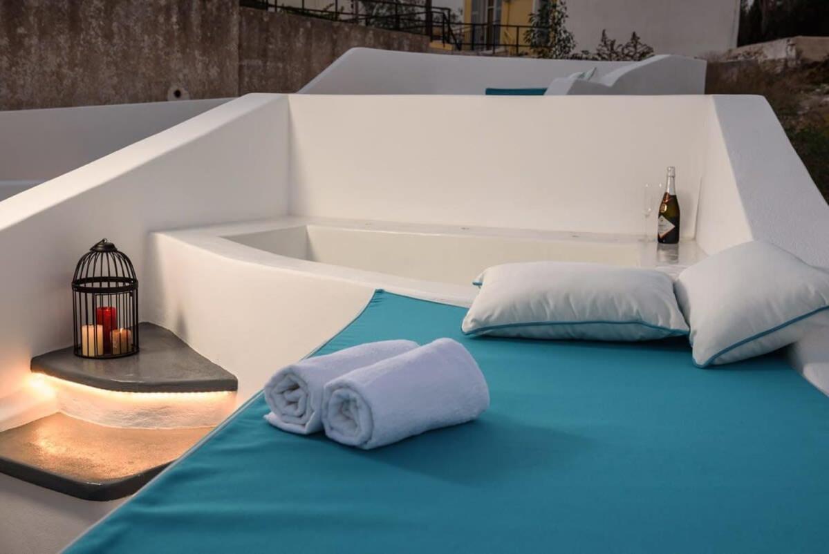 Santorini Traditional Apt With Private Hot Tub Lägenhet Fira  Exteriör bild