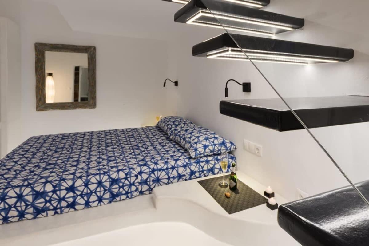 Santorini Traditional Apt With Private Hot Tub Lägenhet Fira  Exteriör bild