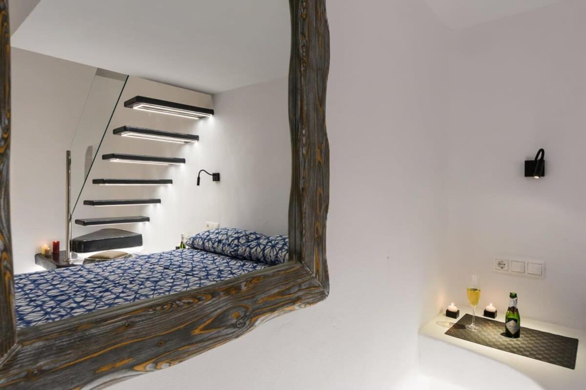 Santorini Traditional Apt With Private Hot Tub Lägenhet Fira  Exteriör bild