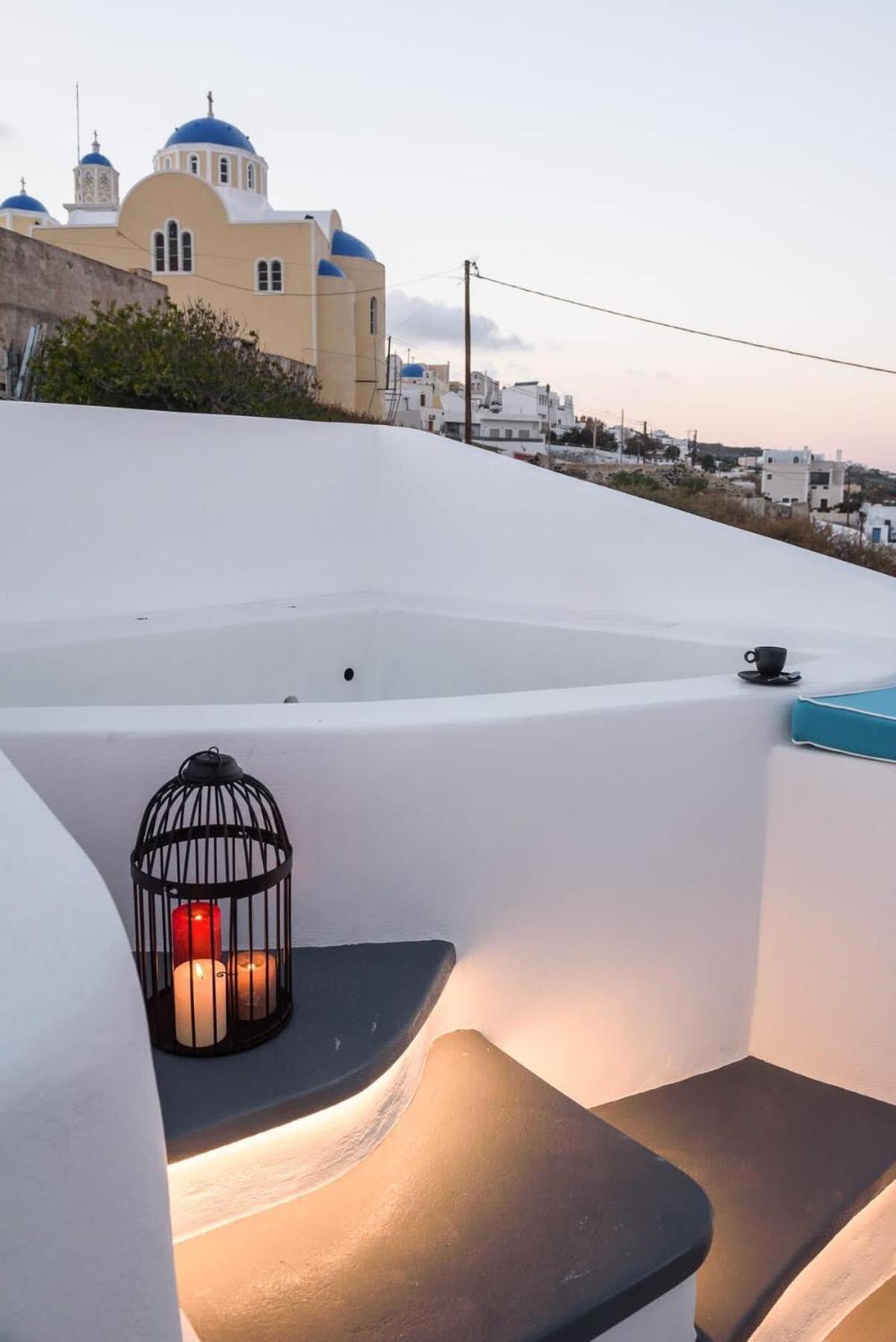 Santorini Traditional Apt With Private Hot Tub Lägenhet Fira  Exteriör bild